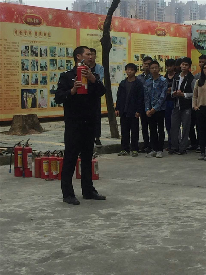 校卫队欧对仗示范讲解