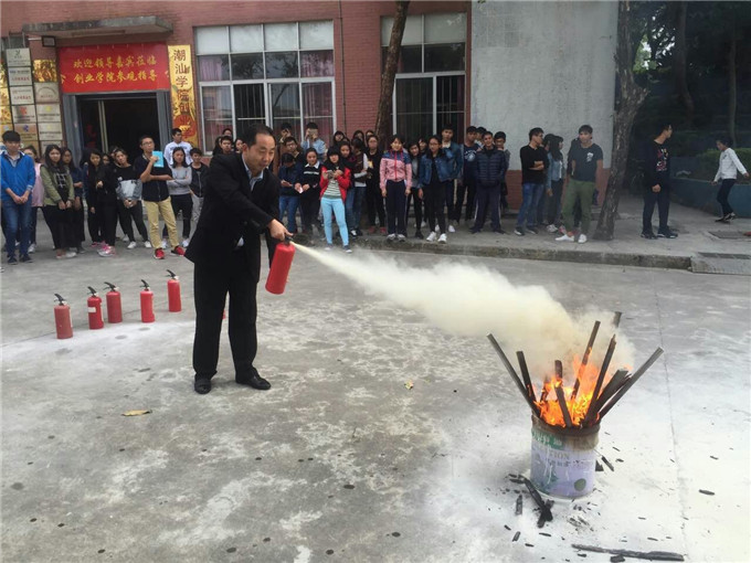 张志强副院长示范灭火
