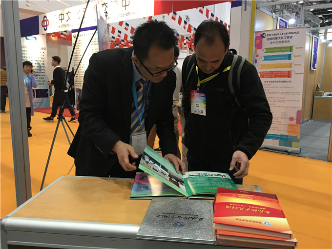 向参观者介绍我院创业教育2