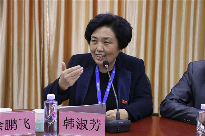 院长助理李育华主持汇报会