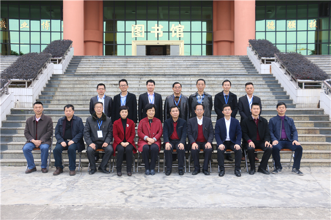 市领导与学院领导合影