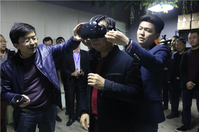 张书记参观学院VR建模中心并亲自体验