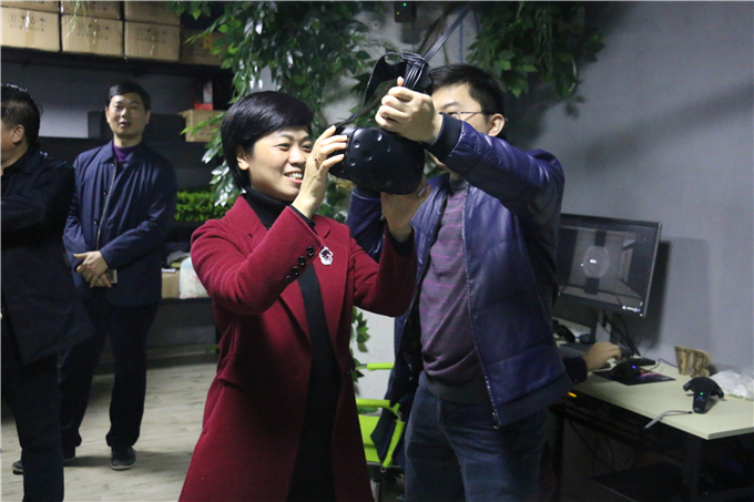 方锦屏副市长体验家居VR