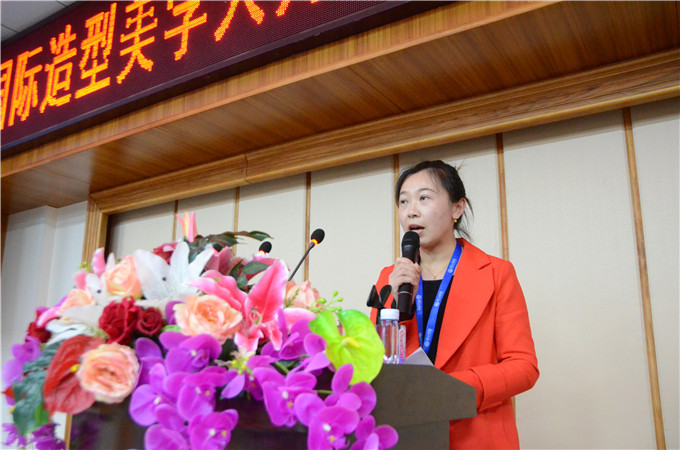 服装学院副院长邱丽平主持报告会