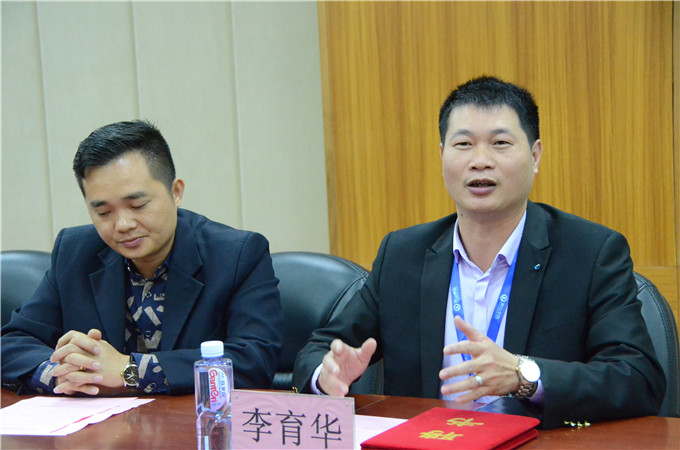 院长助理李育华介绍学院情况