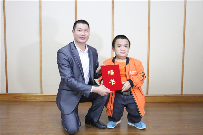院长助理李育华为陈益武颁发客座教授聘书