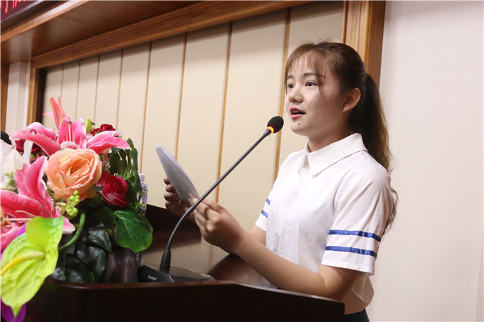财会金融学院金融1班黄张婷同学宣读倡议书