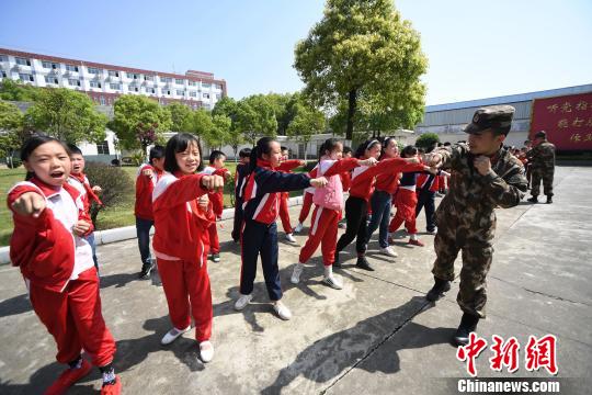 资料图：江西新余中小学生接受相关教育训练。　周亮 摄