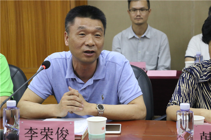 普宁市经济与信息产业局副局长李荣俊讲解电商发展情况