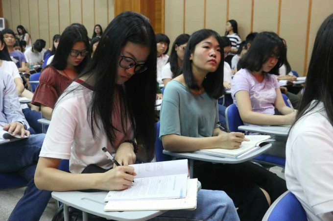 同学们认真做笔记