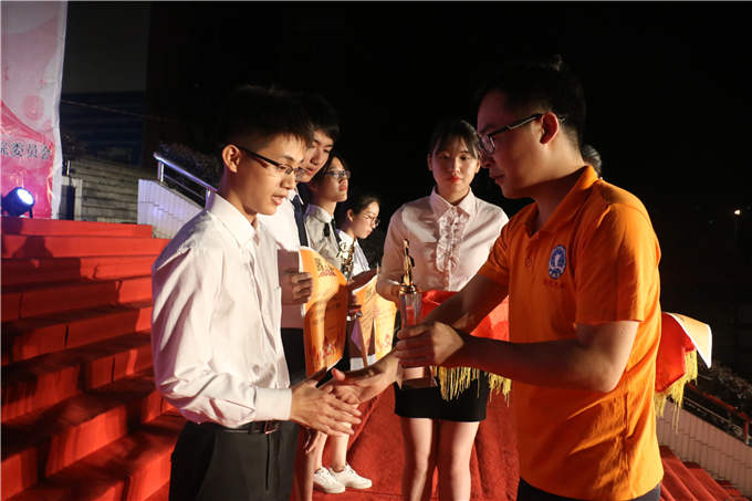 学生处处长、团委书记王克明颁发优秀奖
