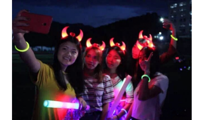 同学们满怀热情参加夜跑