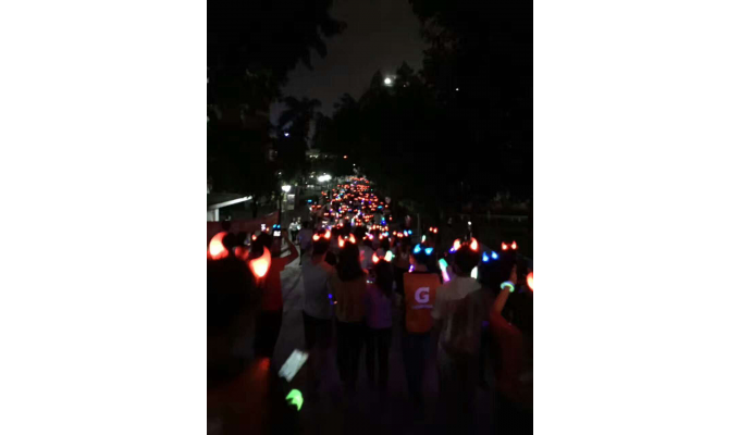 人头攒动的现场