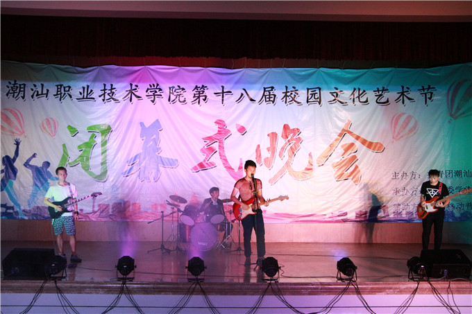 琴谊协会表演《我们都没有错》