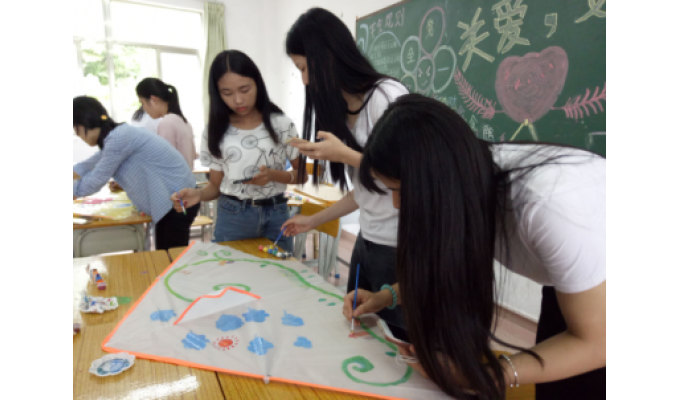 同学们进行创作