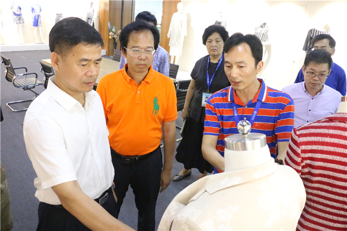 参观服装展厅感受无框西装