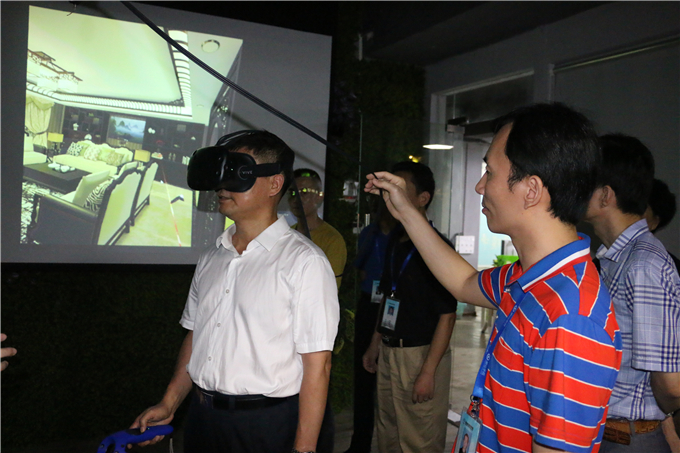 参观VR建模中心并亲自体验