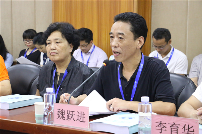 学院副院长魏跃进作就业工作汇报