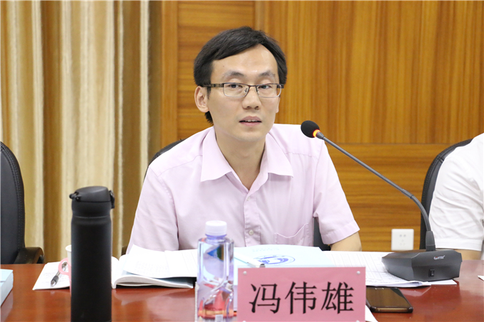 省高校毕业生就业指导中心副主任冯伟雄讲话