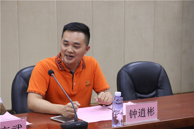 对外合作交流处副处长钟逍彬主持签约仪式