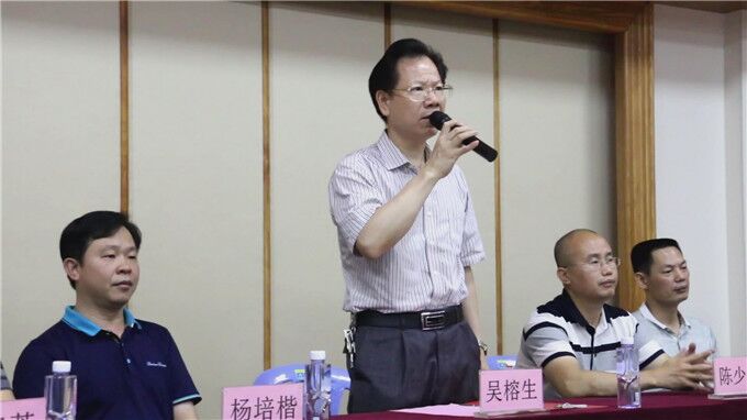揭阳市人社局副局长吴榕生宣布招聘会正式开始