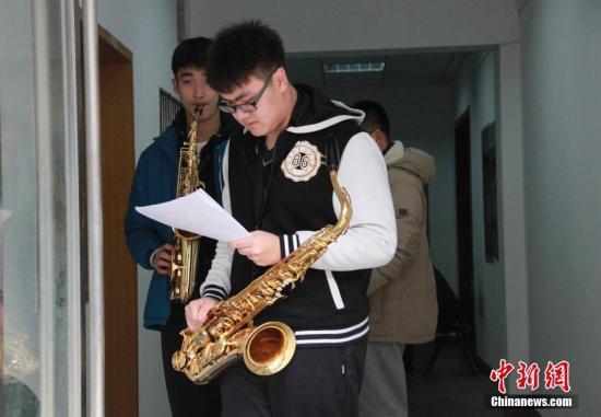 资料图：艺术特长生招生考试，考生展示才艺。张一辰 摄