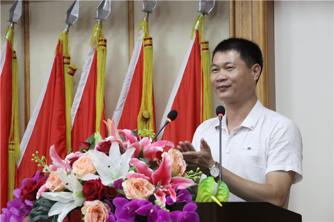 院长助理李育华主持表彰大会