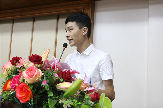 优秀毕业生代表潘泽大同学发言