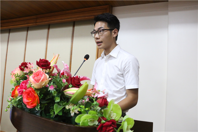 学生代表简炜炫同学发言