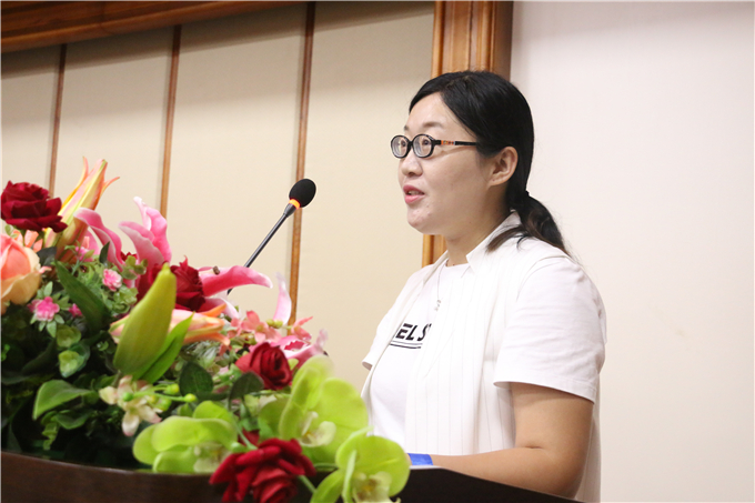 教师代表李娜老师发言