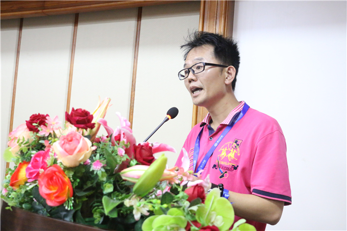 创业学院院长颜惠雄宣读毕业生名单