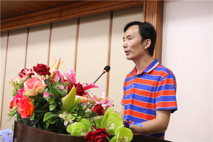 设计工程学院院长黄海宏宣读毕业生名单