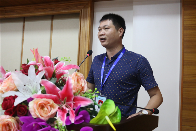 院长助理李育华宣读2017级新生报到接待工作方案
