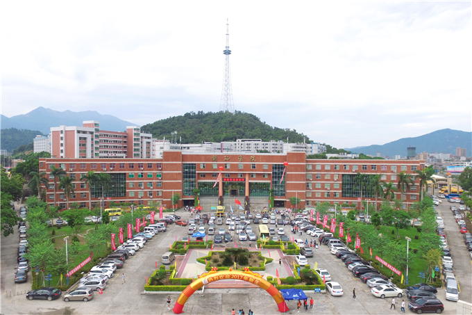 学院潮韵广场车水马龙