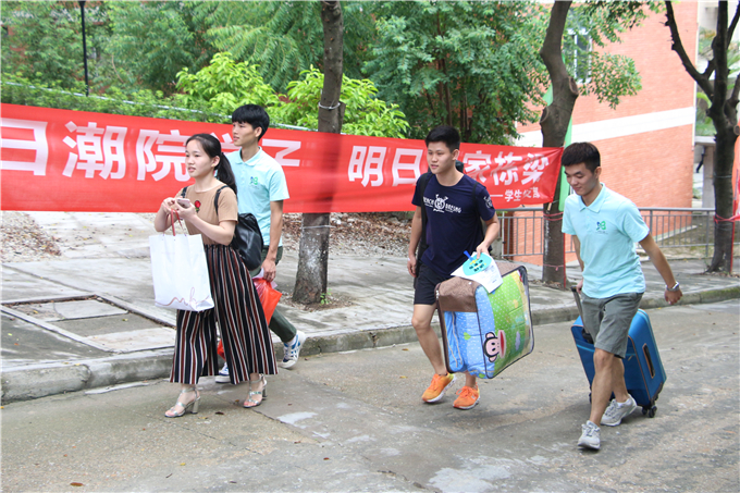 校道上帮忙提行李的师兄师姐