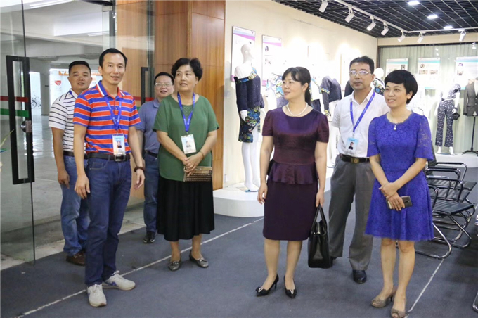 参观服装展厅