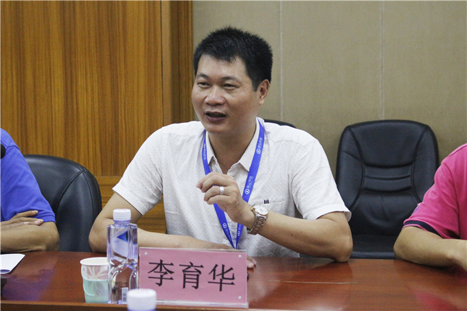 院长助理李育华介绍学校