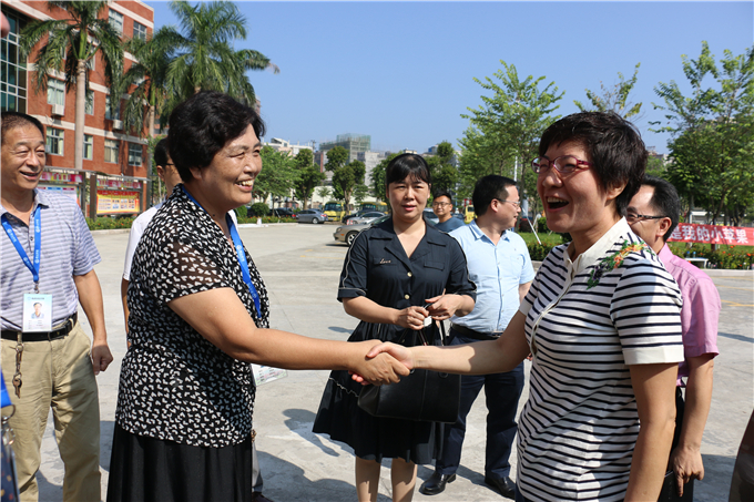 学院党委书记韩淑芳等领导热情接待