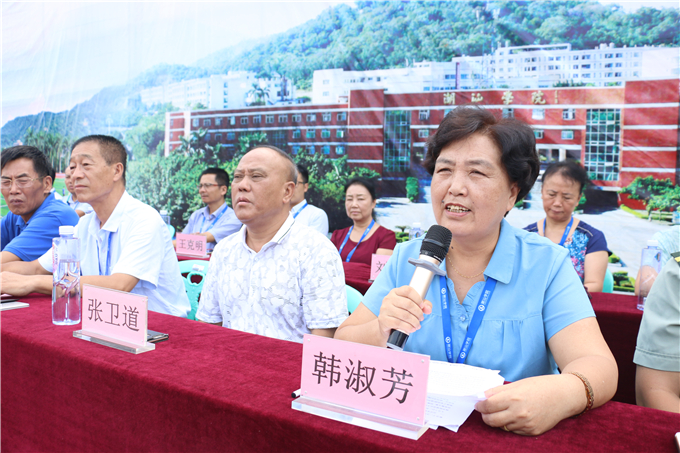 学院党委书记韩淑芳作军训总结讲话