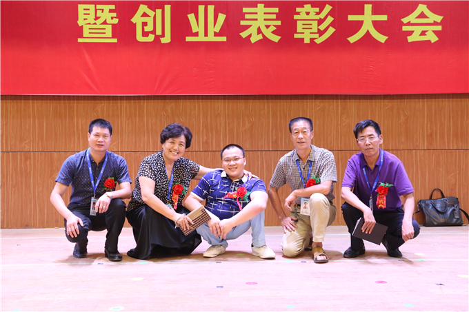 学院领导与陈伟祥合影