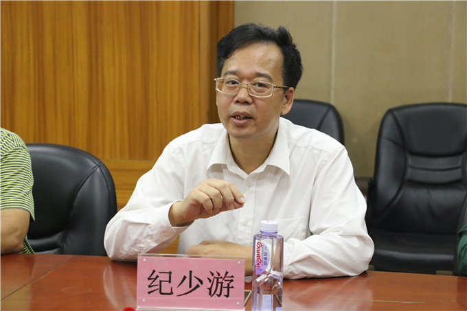 学院董事长、院长纪少游介绍学院情况