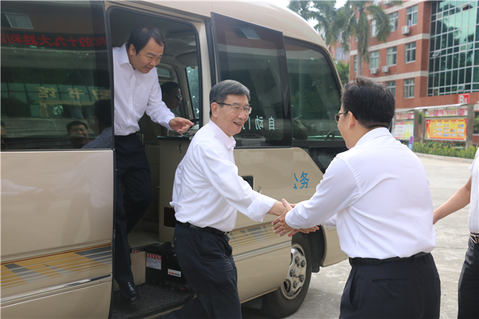 黄宁生副省长一行受到学院董事长、院长纪少游等领导的热情接待