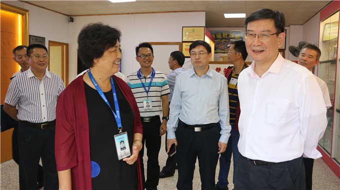 副省长黄宁生与学院党委书记韩淑芳交流党建工作