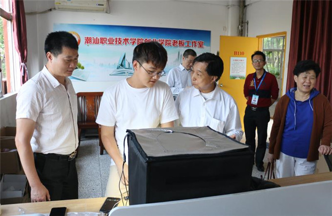 参观学生老板工作室