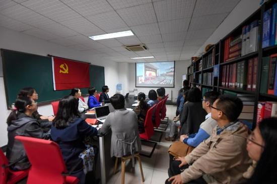 2017年10月18日，天津大学药学院组织师生收看十九大开幕式直播。新华社 图