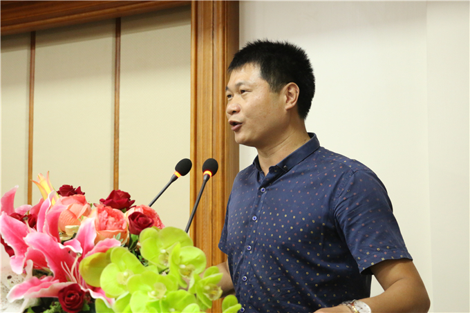 院长助理李育华主持大会