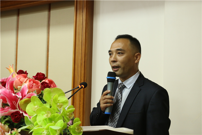 招生就业处处长谢耿主持会议