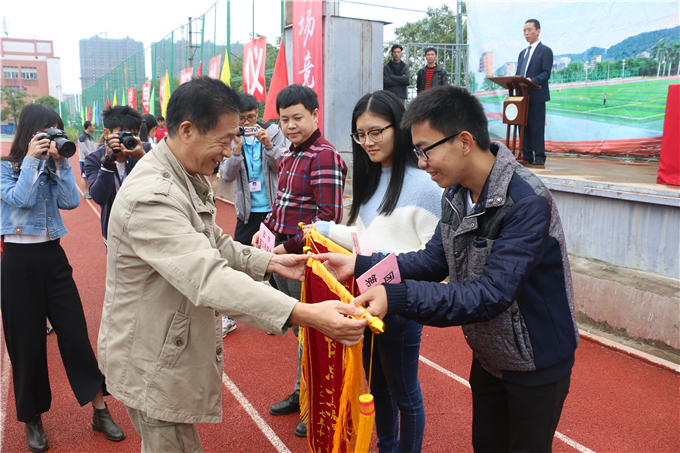 组委会主任单振东颁发团体总分锦旗