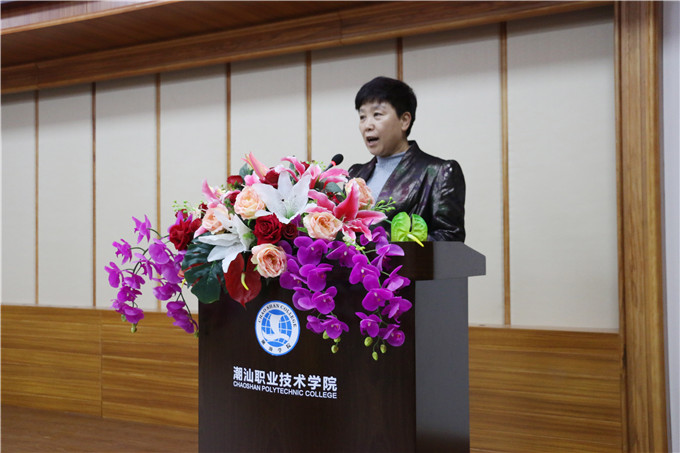 教务处处长刘玉华宣读表彰文件