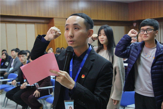 团委副书记陈楠带领共青团员宣誓